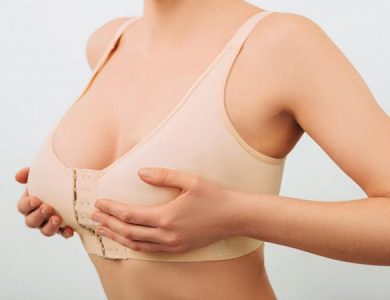 الآثار الجانبية لعملية تصغير الثدي